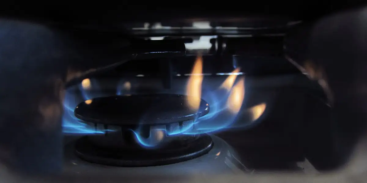 Gas burner with blue and orange flames, the pilot-light hazard behind fogger explosions